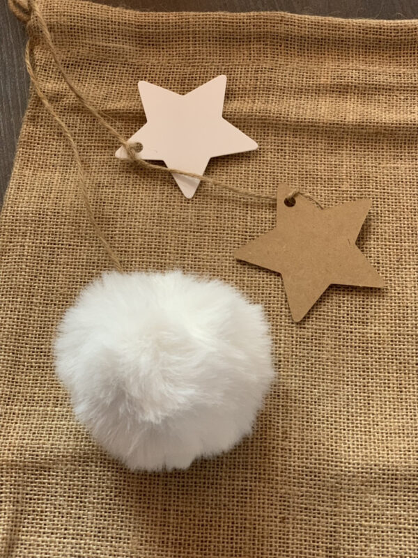 Jutesäckchen mit Puschel und Kraftpapier-Sternen personalisiert – Bild 5